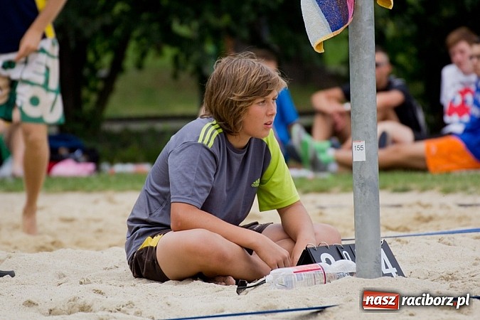 Zdjęcie w galerii na portalu naszraciborz.pl: Wspaniałe emocje i dobra zabawa podczas turnieju siatkówki plażowej wiadomości z regionu