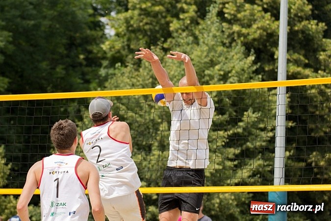Zdjęcie w galerii na portalu naszraciborz.pl: Wspaniałe emocje i dobra zabawa podczas turnieju siatkówki plażowej wiadomości z regionu