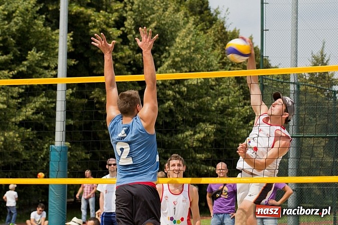 Zdjęcie w galerii na portalu naszraciborz.pl: Wspaniałe emocje i dobra zabawa podczas turnieju siatkówki plażowej wiadomości z regionu
