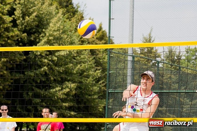 Zdjęcie w galerii na portalu naszraciborz.pl: Wspaniałe emocje i dobra zabawa podczas turnieju siatkówki plażowej wiadomości z regionu