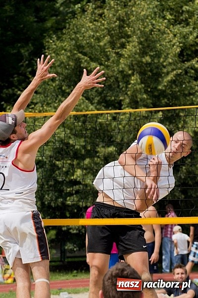 Zdjęcie w galerii na portalu naszraciborz.pl: Wspaniałe emocje i dobra zabawa podczas turnieju siatkówki plażowej wiadomości z regionu