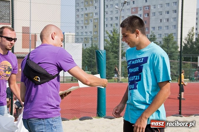 Zdjęcie w galerii na portalu naszraciborz.pl: Wspaniałe emocje i dobra zabawa podczas turnieju siatkówki plażowej wiadomości z regionu
