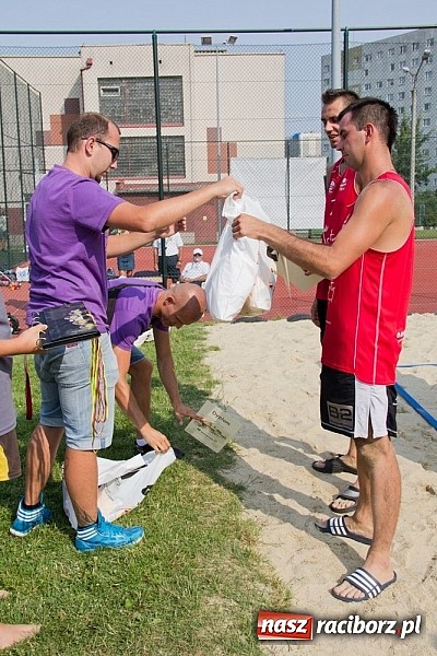 Zdjęcie w galerii na portalu naszraciborz.pl: Wspaniałe emocje i dobra zabawa podczas turnieju siatkówki plażowej wiadomości z regionu