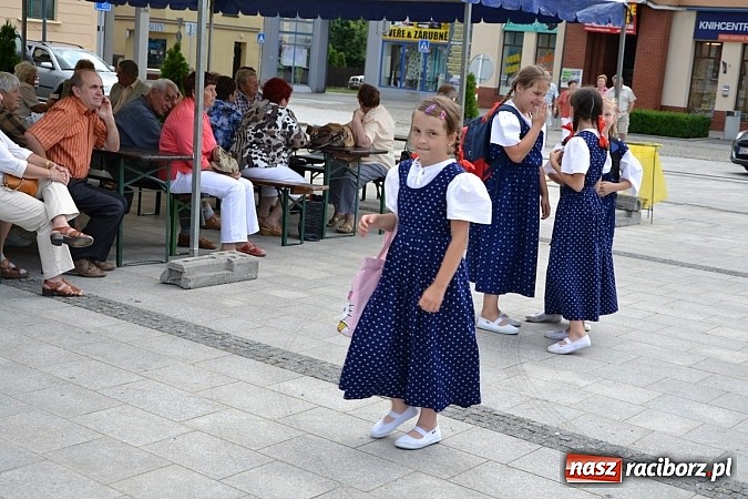Zdjęcie w galerii na portalu naszraciborz.pl: Artyści z Krzyżanowic wystąpili w Hulczynie wiadomości z regionu