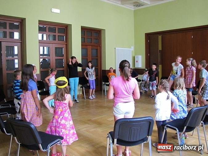 Zdjęcie w galerii na portalu naszraciborz.pl: Zabawa drogą do edukacji wiadomości z regionu