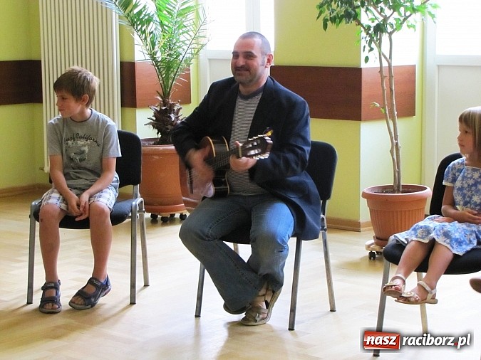 Zdjęcie w galerii na portalu naszraciborz.pl: Zabawa drogą do edukacji wiadomości z regionu