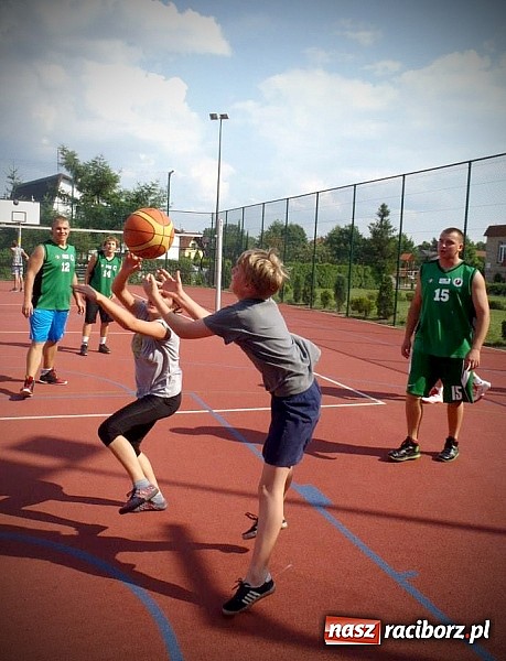 Zdjęcie w galerii na portalu naszraciborz.pl: Zawodnicy RKK-AZS promowali kosza w GCK w Nędzy wiadomości z regionu