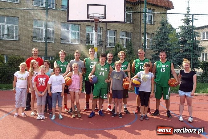 Zdjęcie w galerii na portalu naszraciborz.pl: Zawodnicy RKK-AZS promowali kosza w GCK w Nędzy wiadomości z regionu