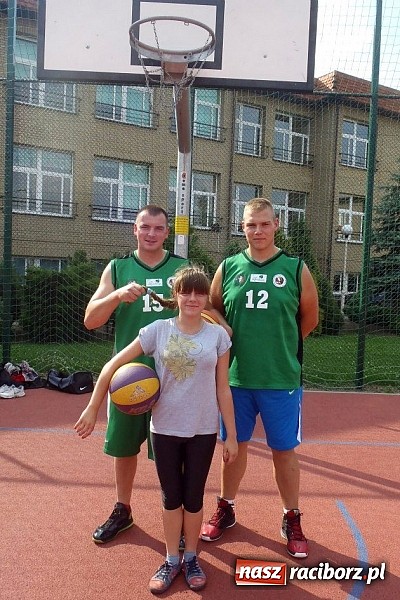 Zdjęcie w galerii na portalu naszraciborz.pl: Zawodnicy RKK-AZS promowali kosza w GCK w Nędzy wiadomości z regionu