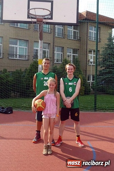 Zdjęcie w galerii na portalu naszraciborz.pl: Zawodnicy RKK-AZS promowali kosza w GCK w Nędzy wiadomości z regionu