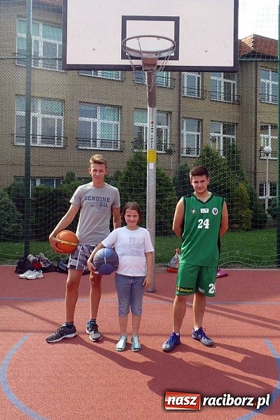 Zdjęcie w galerii na portalu naszraciborz.pl: Zawodnicy RKK-AZS promowali kosza w GCK w Nędzy wiadomości z regionu
