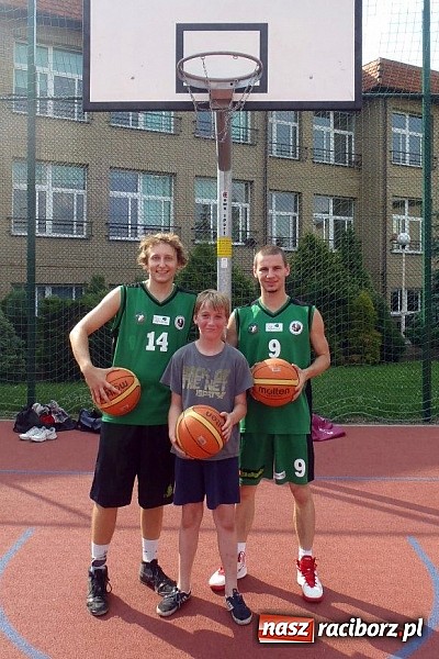 Zdjęcie w galerii na portalu naszraciborz.pl: Zawodnicy RKK-AZS promowali kosza w GCK w Nędzy wiadomości z regionu