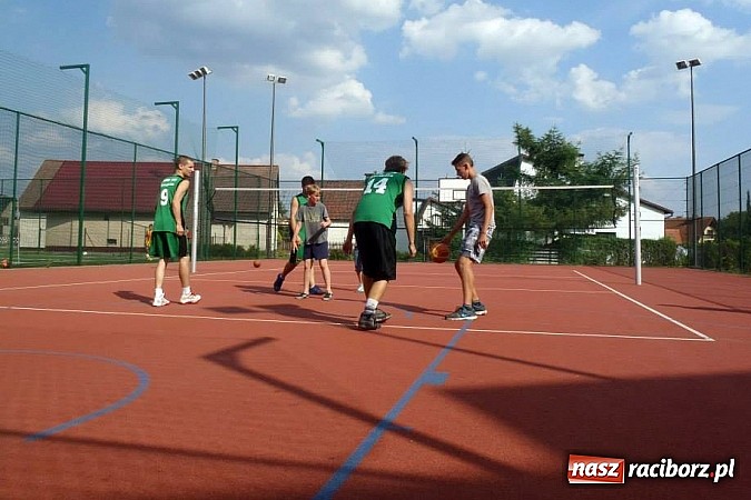 Zdjęcie w galerii na portalu naszraciborz.pl: Zawodnicy RKK-AZS promowali kosza w GCK w Nędzy wiadomości z regionu