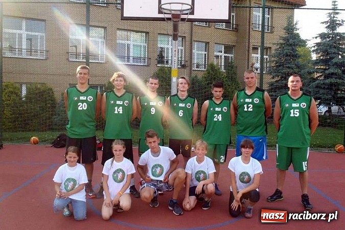 Zdjęcie w galerii na portalu naszraciborz.pl: Zawodnicy RKK-AZS promowali kosza w GCK w Nędzy wiadomości z regionu