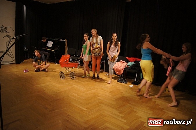 Zdjęcie w galerii na portalu naszraciborz.pl: Z Kabaretem Starszych Panów w RCK wiadomości z regionu