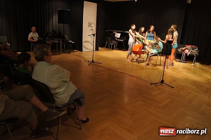 Zdjęcie w galerii na portalu naszraciborz.pl: Z Kabaretem Starszych Panów w RCK wiadomości z regionu