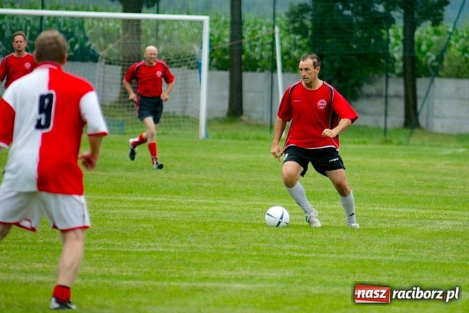 Zdjęcie w galerii na portalu naszraciborz.pl: Oldboje Chałupek obronili trofeum wiadomości z regionu
