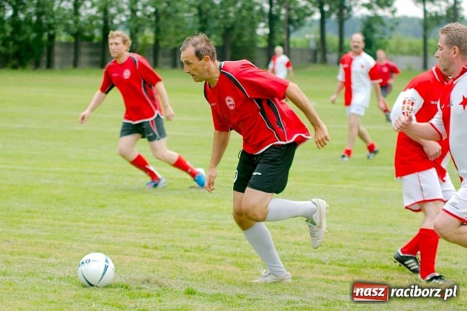Zdjęcie w galerii na portalu naszraciborz.pl: Oldboje Chałupek obronili trofeum wiadomości z regionu