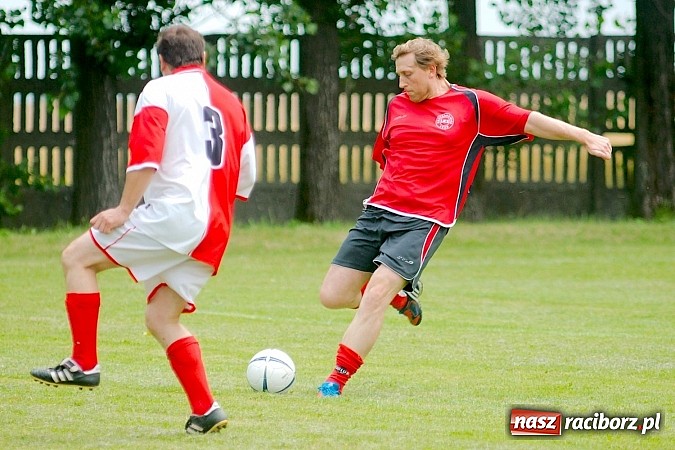 Zdjęcie w galerii na portalu naszraciborz.pl: Oldboje Chałupek obronili trofeum wiadomości z regionu