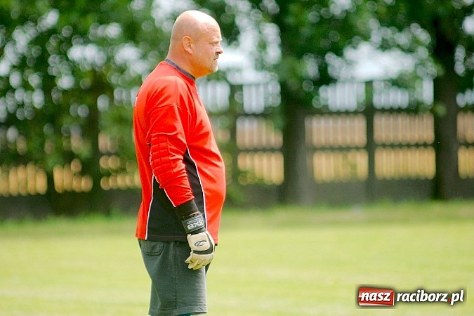 Zdjęcie w galerii na portalu naszraciborz.pl: Oldboje Chałupek obronili trofeum wiadomości z regionu