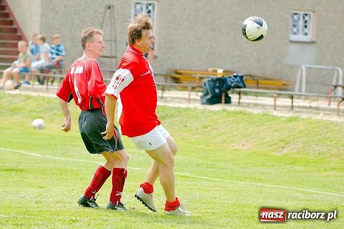 Zdjęcie w galerii na portalu naszraciborz.pl: Oldboje Chałupek obronili trofeum wiadomości z regionu