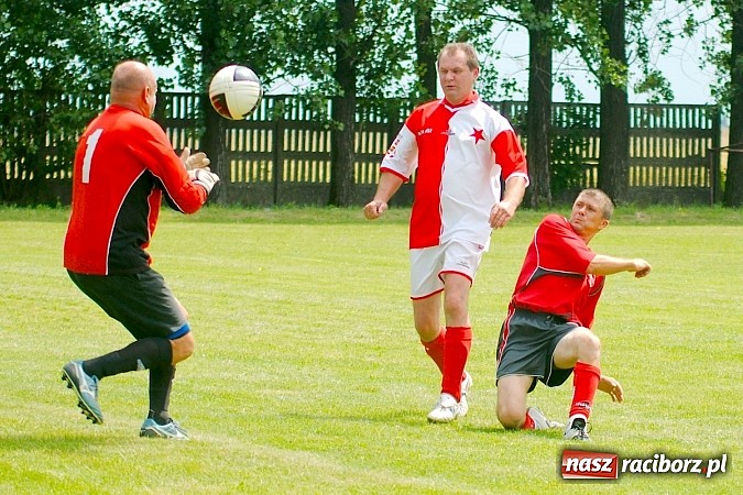 Zdjęcie w galerii na portalu naszraciborz.pl: Oldboje Chałupek obronili trofeum wiadomości z regionu