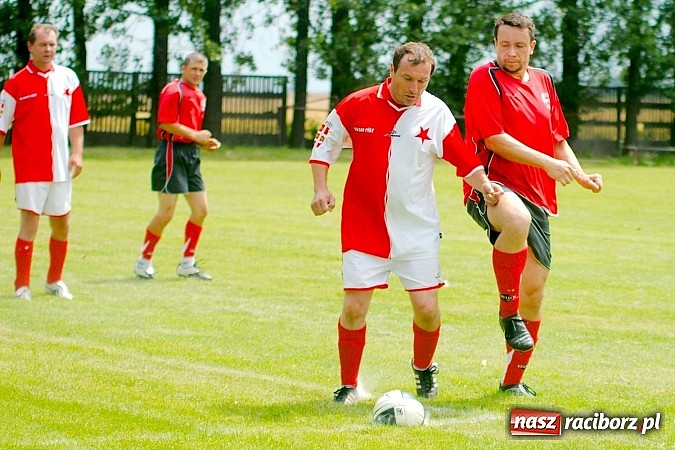 Zdjęcie w galerii na portalu naszraciborz.pl: Oldboje Chałupek obronili trofeum wiadomości z regionu