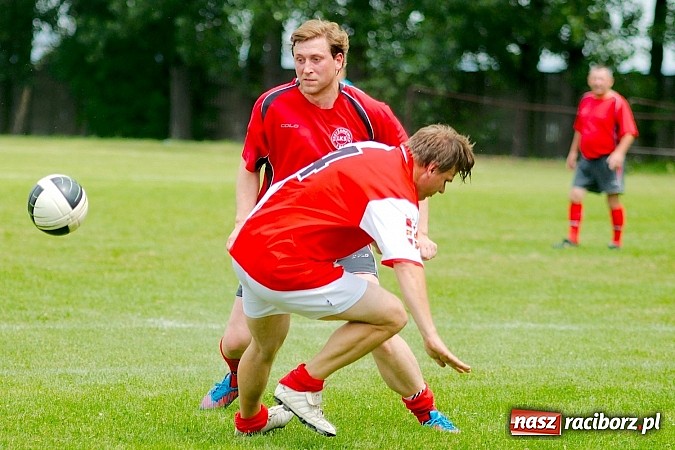 Zdjęcie w galerii na portalu naszraciborz.pl: Oldboje Chałupek obronili trofeum wiadomości z regionu