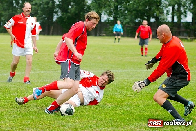 Zdjęcie w galerii na portalu naszraciborz.pl: Oldboje Chałupek obronili trofeum wiadomości z regionu