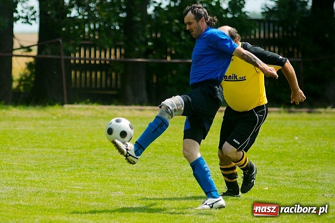 Zdjęcie w galerii na portalu naszraciborz.pl: Oldboje Chałupek obronili trofeum wiadomości z regionu