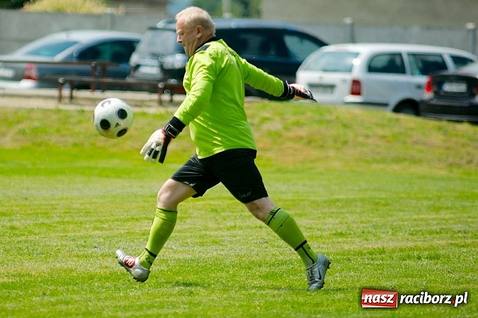 Zdjęcie w galerii na portalu naszraciborz.pl: Oldboje Chałupek obronili trofeum wiadomości z regionu