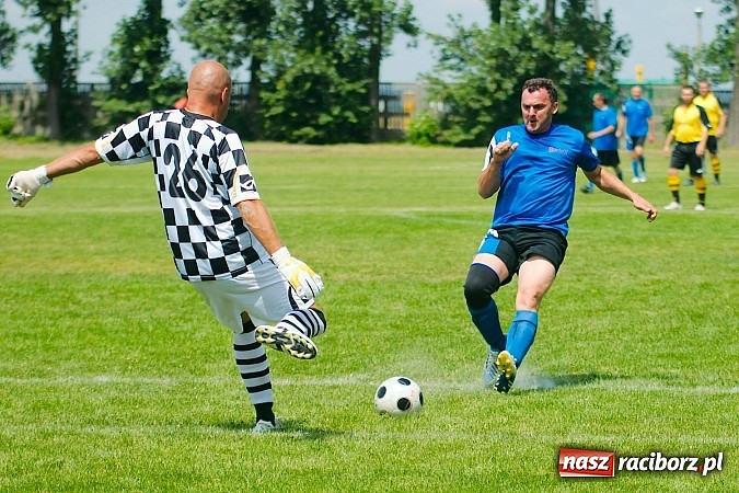 Zdjęcie w galerii na portalu naszraciborz.pl: Oldboje Chałupek obronili trofeum wiadomości z regionu