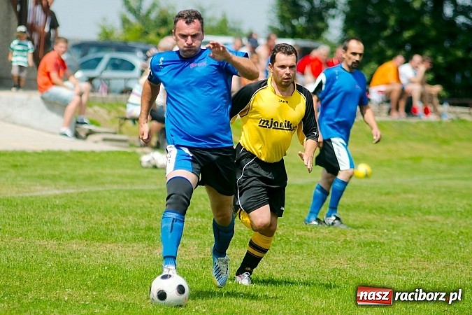 Zdjęcie w galerii na portalu naszraciborz.pl: Oldboje Chałupek obronili trofeum wiadomości z regionu