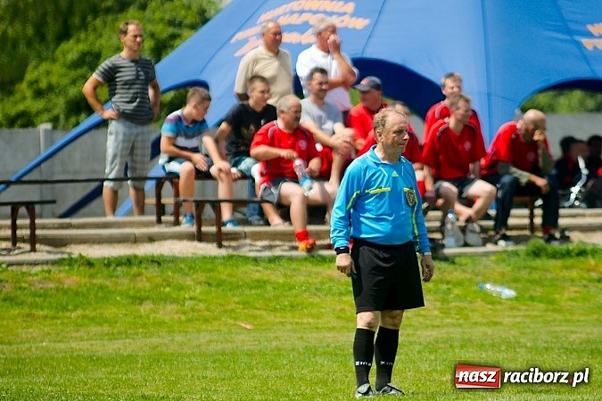 Zdjęcie w galerii na portalu naszraciborz.pl: Oldboje Chałupek obronili trofeum wiadomości z regionu