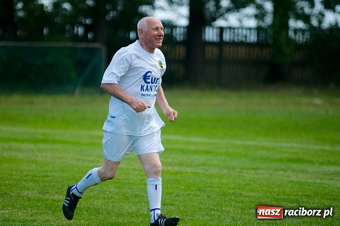 Zdjęcie w galerii na portalu naszraciborz.pl: Oldboje Chałupek obronili trofeum wiadomości z regionu