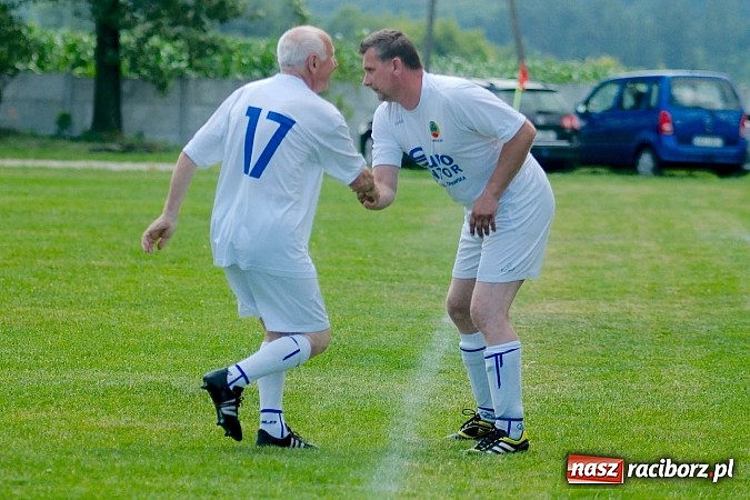 Zdjęcie w galerii na portalu naszraciborz.pl: Oldboje Chałupek obronili trofeum wiadomości z regionu