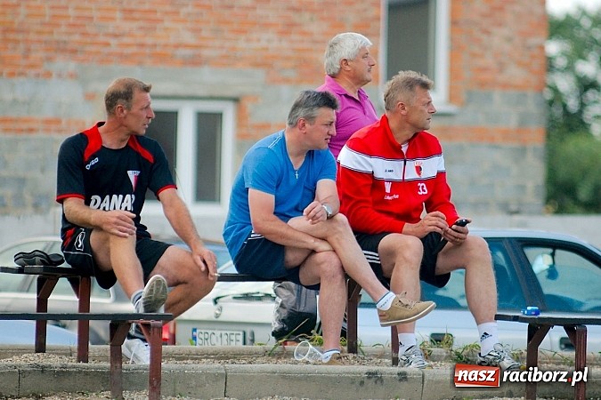 Zdjęcie w galerii na portalu naszraciborz.pl: Oldboje Chałupek obronili trofeum wiadomości z regionu