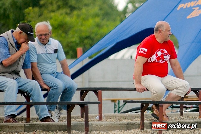Zdjęcie w galerii na portalu naszraciborz.pl: Oldboje Chałupek obronili trofeum wiadomości z regionu