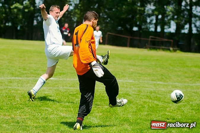 Zdjęcie w galerii na portalu naszraciborz.pl: Oldboje Chałupek obronili trofeum wiadomości z regionu