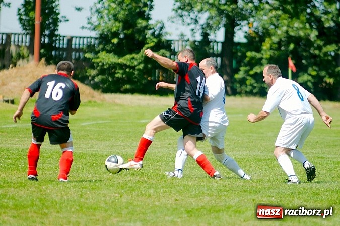 Zdjęcie w galerii na portalu naszraciborz.pl: Oldboje Chałupek obronili trofeum wiadomości z regionu