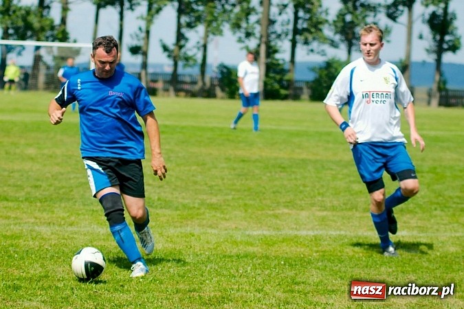 Zdjęcie w galerii na portalu naszraciborz.pl: Oldboje Chałupek obronili trofeum wiadomości z regionu