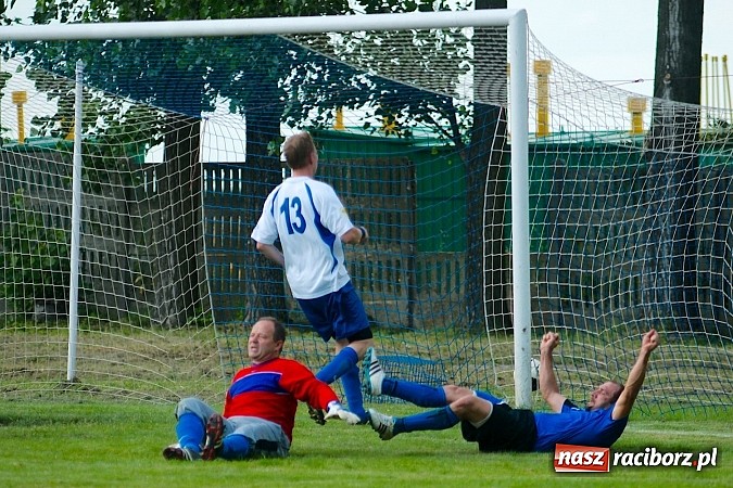Zdjęcie w galerii na portalu naszraciborz.pl: Oldboje Chałupek obronili trofeum wiadomości z regionu