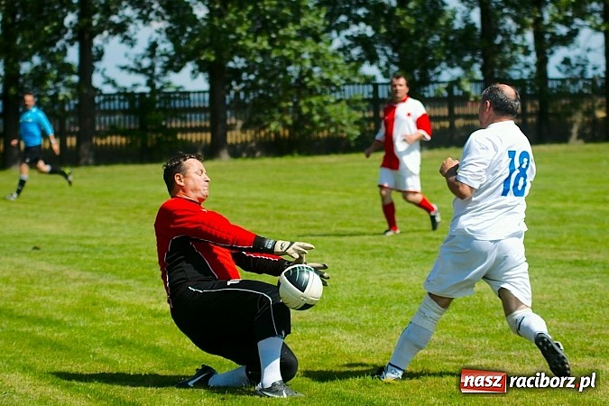 Zdjęcie w galerii na portalu naszraciborz.pl: Oldboje Chałupek obronili trofeum wiadomości z regionu