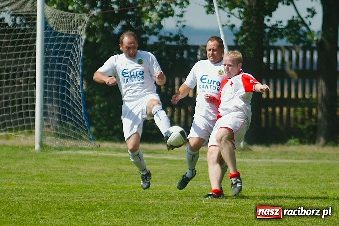 Zdjęcie w galerii na portalu naszraciborz.pl: Oldboje Chałupek obronili trofeum wiadomości z regionu
