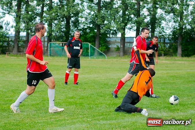 Zdjęcie w galerii na portalu naszraciborz.pl: Oldboje Chałupek obronili trofeum wiadomości z regionu