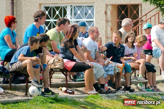 Zdjęcie w galerii na portalu naszraciborz.pl: Oldboje Chałupek obronili trofeum wiadomości z regionu