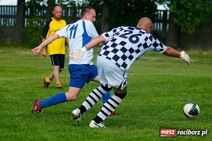 Zdjęcie w galerii na portalu naszraciborz.pl: Oldboje Chałupek obronili trofeum wiadomości z regionu