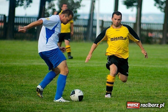 Zdjęcie w galerii na portalu naszraciborz.pl: Oldboje Chałupek obronili trofeum wiadomości z regionu