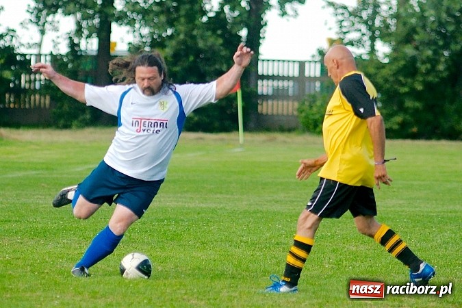 Zdjęcie w galerii na portalu naszraciborz.pl: Oldboje Chałupek obronili trofeum wiadomości z regionu