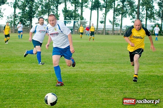 Zdjęcie w galerii na portalu naszraciborz.pl: Oldboje Chałupek obronili trofeum wiadomości z regionu